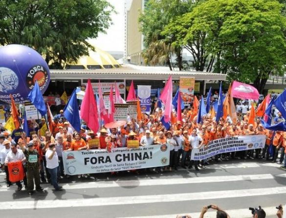 Trabalhadores e empresários protestam contra a importação desenfreada de produtos chineses