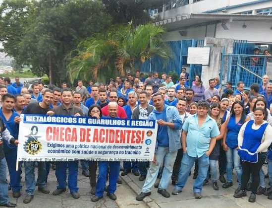 Metalúrgicos param fábricas em atos por saúde e segurança em Guarulhos
