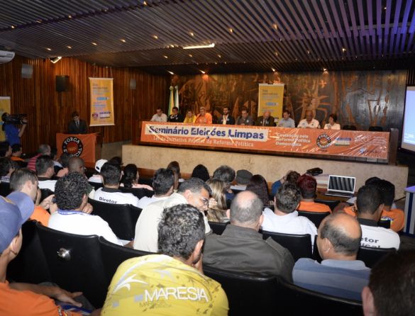Foto 3 - Seminário sobre o Eleições Limpas em Curitiba. Em 2013, a Força Paraná seminários sobre o projeto em várias cidades do estado