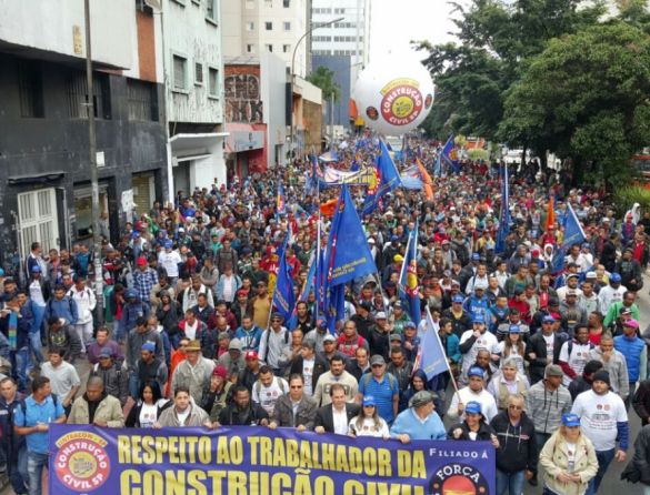 Trabalhadores da construção civil  entram em greve por reajuste salarial em SP