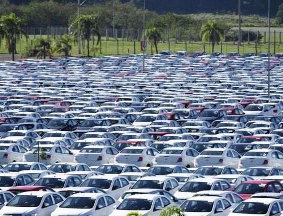 Produção de veículos cai 24,3% no ano, diz Anfavea