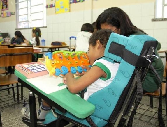 Escolas não podem cobrar valor adicional de aluno com deficiência