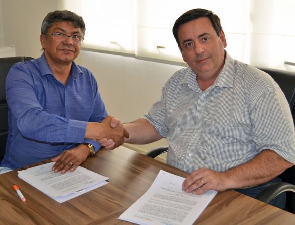 Presidente do Sincomerciários de Jundiaí e Região, Milton de Araújo, assina CCT com o presidente do Sincomércio  de Jundiaí e Região, Edison Maltoni  (2)