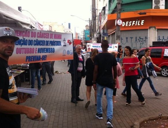 Força São Paulo faz panfletagem sobre prevenção do câncer de mama e de próstata