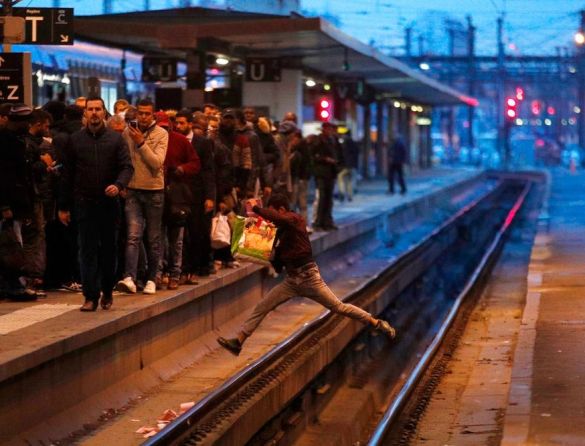 Onda de greves iniciada no transporte ferroviário desafia reformas de Macron