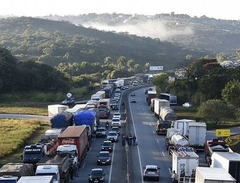 Caminhoneiros voltam a bloquear rodovias pelo País contra aumento nos preços do diesel