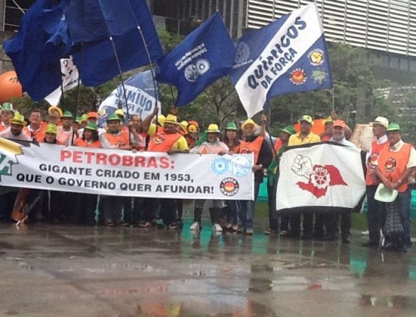 Ato em frente a Petrobras