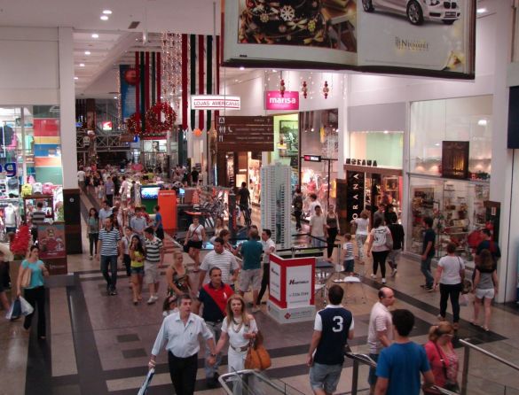 Lojas em shoppings devem demitir e investir menos para contrapor custos