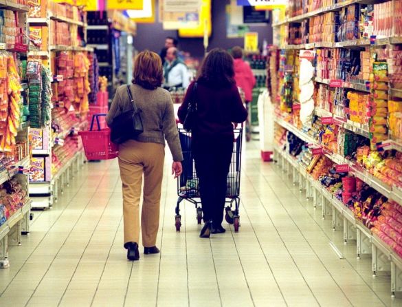 Intenção de consumo das famílias cresce em dezembro, diz pesquisa