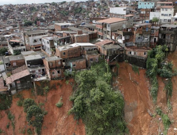 Em São Paulo, 674 mil vivem em áreas de risco; no Brasil, total chega a 8,2 mi