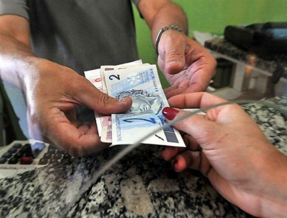 Sem aumento real, governo anuncia salário-mínimo de R$ 1.212