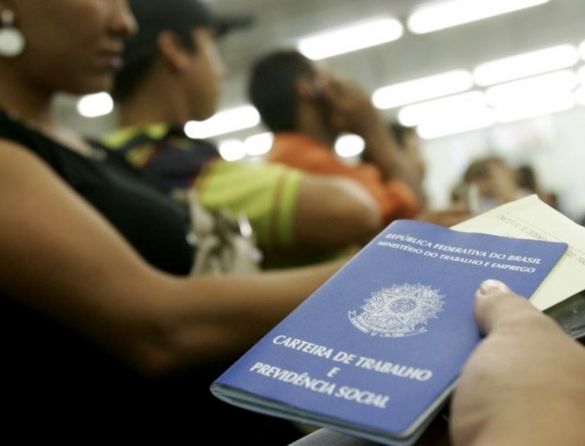 Modalidade de trabalho formal sem salário garantido ganha espaço no Brasil